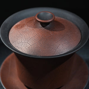 Close view of the textured lid on Jianshui clay gaiwan