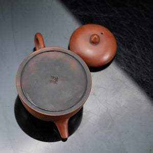 Bottom and lid view of Jianshui red clay teapot