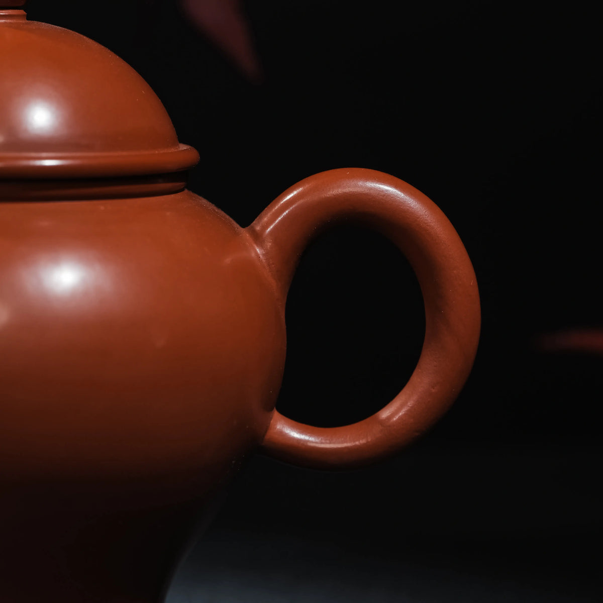 Side view showing the handle of Jianshui Ding teapot
