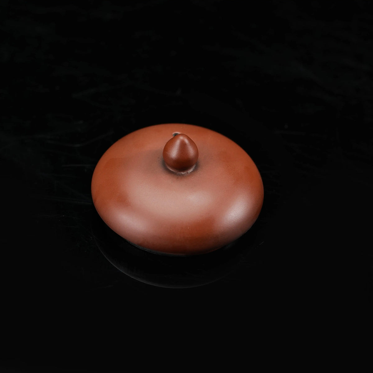 Top view of the lid on Jianshui red clay teapot