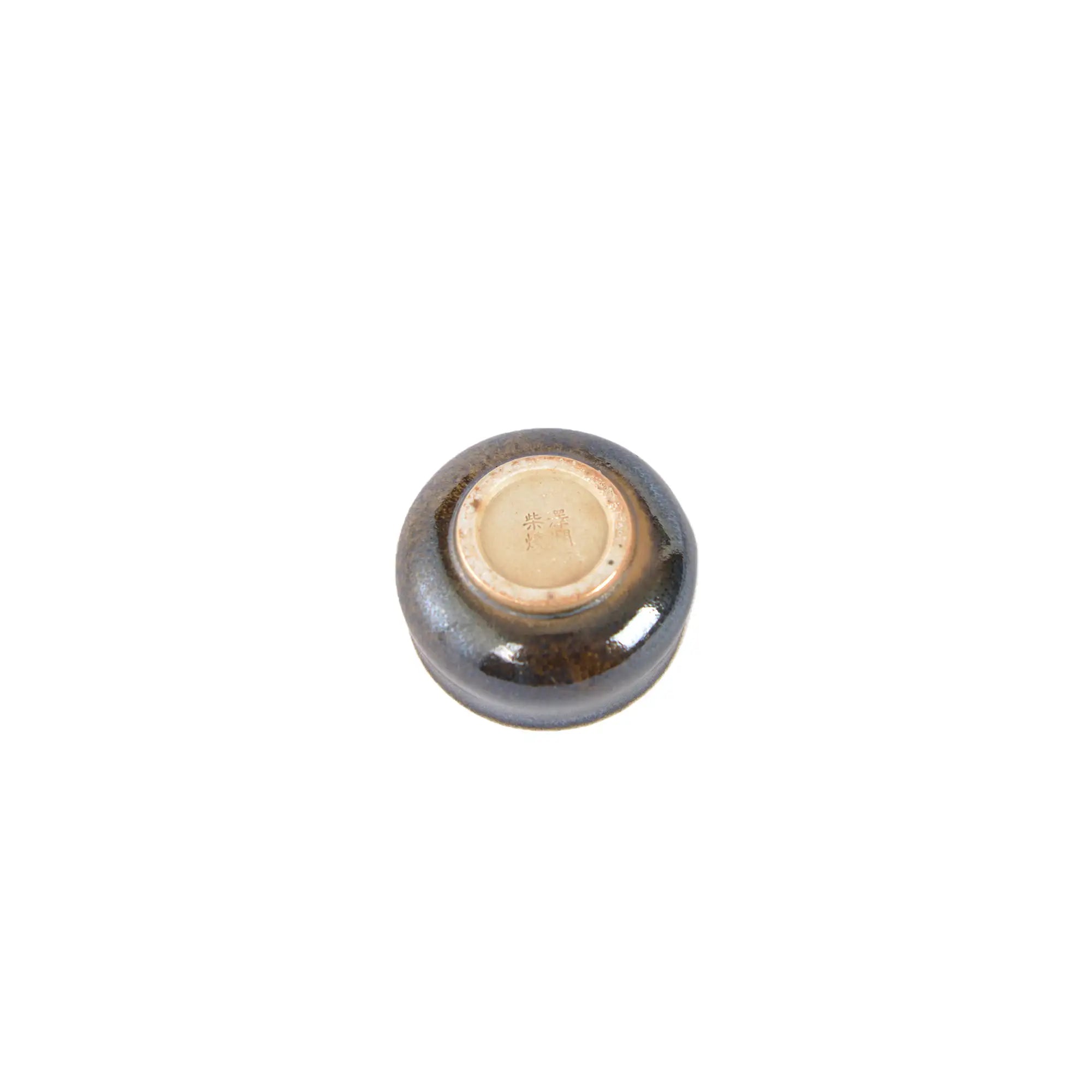 Jianshui zitao wood-fired cup bottom, featuring an engraved signature and natural firing marks.